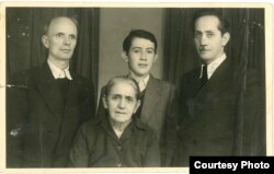 Димитрис Баколас (во втором ряду в центре) с семьей в Польше