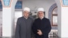 Reisu-l-ulema Islamske zajednice u BiH Husein efendija Kavazović (desno) posjetio je 5. februara Kozarac, gdje je razgovarao sa Amirom Mahićem, glavnim imamom Medžlisa Islamske zajednice.