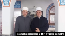 Reisu-l-ulema Islamske zajednice u BiH Husein efendija Kavazović (desno) posjetio je 5. februara Kozarac, gdje je razgovarao sa Amirom Mahićem, glavnim imamom Medžlisa Islamske zajednice.