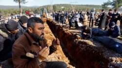 Të mbijetuarit varrosin viktimat e tërmeteve në Turqi