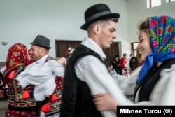 Un dans la Botiza, județul Maramureș, în 2019. „Ați văzut oamenii de la sate lucrând. I-ați văzut trecând prin viață și în pace cu ei înșiși", spune Turcu. „Dar nu a fost doar muncă, a existat și dans și flirt, distracție și dragoste.”
