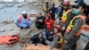 Спасувачките екипи на терен по експлозијата во џамијата во Пешавар. 