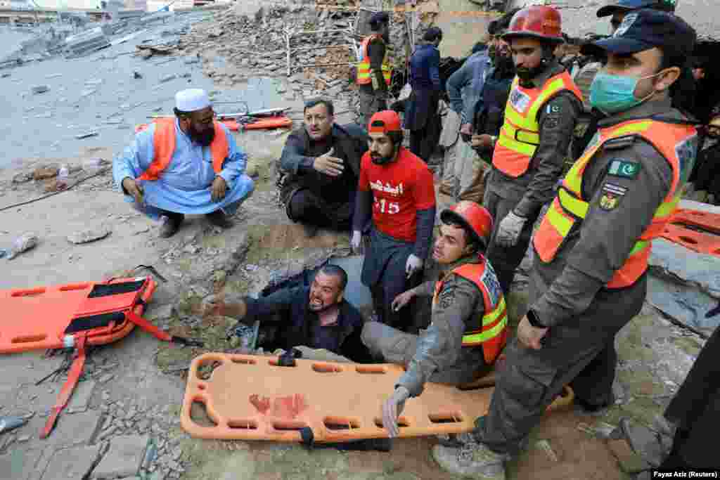 Salvatorii cer ajutor, străduindu-se să găsească supraviețuitori sub acoperișul prăbușit. Primul ministru Shahbaz Sharif a declarat că vor fi luate &bdquo;măsuri severe&rdquo; împotriva celor care se află în spatele atentatului.&nbsp; &nbsp;