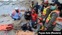 Спасувачките екипи на терен по експлозијата во џамијата во Пешавар. 