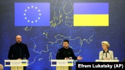 Charles Michel, az Európai Tanács elnöke, Zelenszkij ukrán elnök és Ursula von der Leyen, az Európai Bizottság elnöke az EU–Ukrajna-csúcstalálkozót követő sajtótájékoztatón Kijevben február 3-án. A csúcson kiemelt helyen szerepelt a korrupció elleni küzdelem