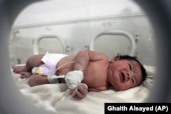 O fetiță care s-a născut sub dărâmăturile cauzate de un cutremur care a lovit Siria și Turcia primește tratament în interiorul unui incubator la un spital de copii din orașul Afrin, provincia Alep, Siria.