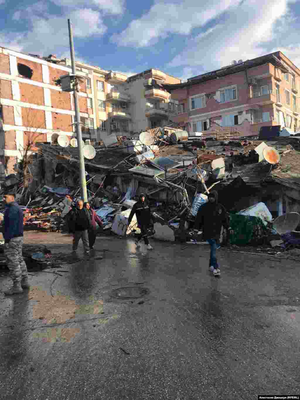 Atakya şeerinde yıqılğan biñlernen binadan biri