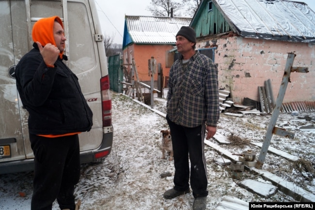 Євген Дубовіков заїздить з допомогою до місцевих