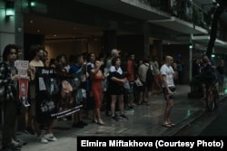  Около 50 души пристигнаха пред постройката на съветското посолство. Според организаторката на митинга Алена това е много за Буенос Айрес - нормално идват 10-20 души. 