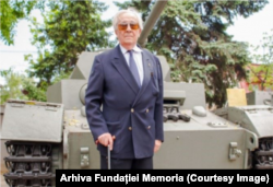 Mircea Carp în fața unui tanc din cele pe care le-a cunoscut ca ofițer tanchist pe frontul celui de-Al Doilea Război Mondial
