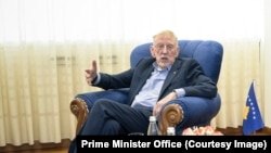 Ish-ambasadori i OSBE-së, William Walker, gjatë një takimi të zhvilluar në Qeverinë e Kosovës. Fotografi nga arkivi.