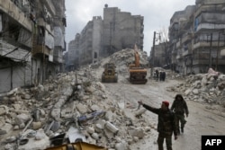 Сирийские спасатели ищут пострадавших и выживших в городе Алеппо. 6 февраля 2023 года.