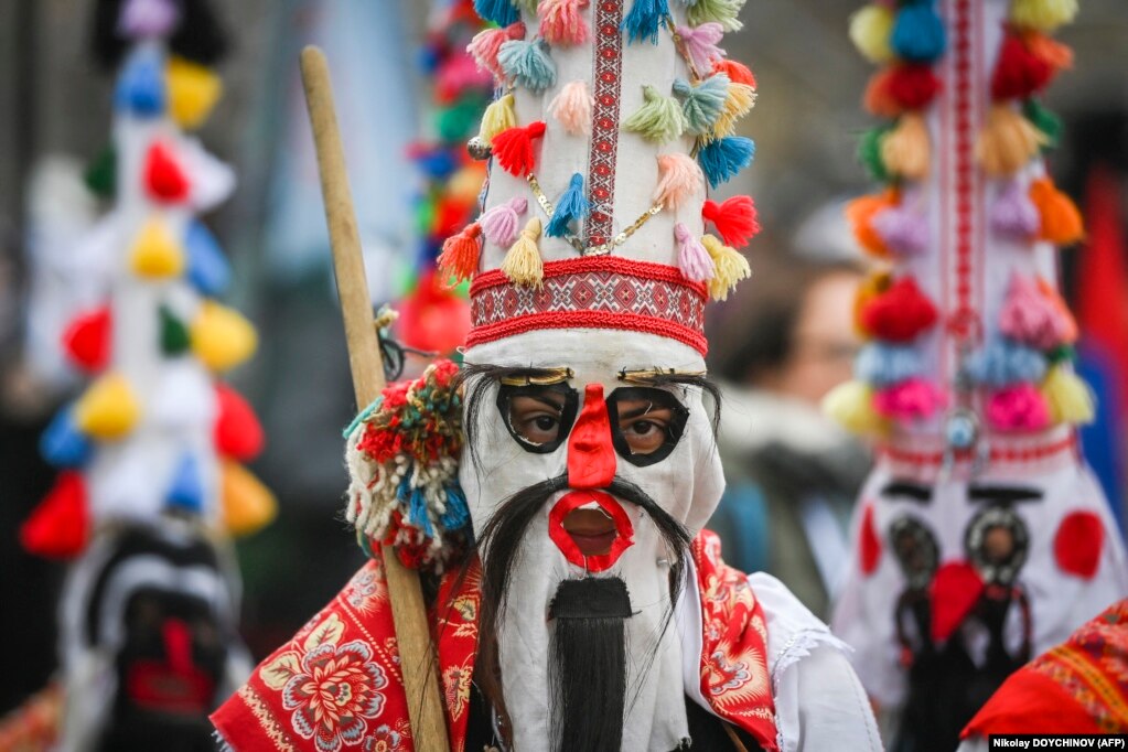 Komuna e Pernikut është nikoqire e festivalit tre-ditor që mbahet që nga viti 1966. Ky është organizimi më i madh me maska i lojërave e zakoneve tradicionale në Bullgari dhe në Ballkan.