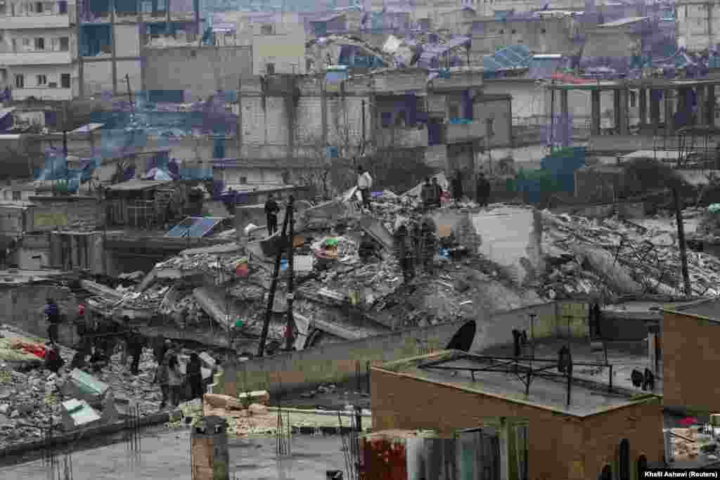 Njerëzit mblidhen derisa ekipet e shpëtimit kërkojnë për të mbijetuar nën rrënoja, pas tërmetit, në qytetin e kontrolluar nga opozita Jandaris në Siri, 6 shkurt 2023.