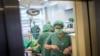 Térdműtét a Bács-Kiskun megyei kórház kiskunfélegyházi kórház telephelyén 2017. október 17-én (képünk illusztráció)