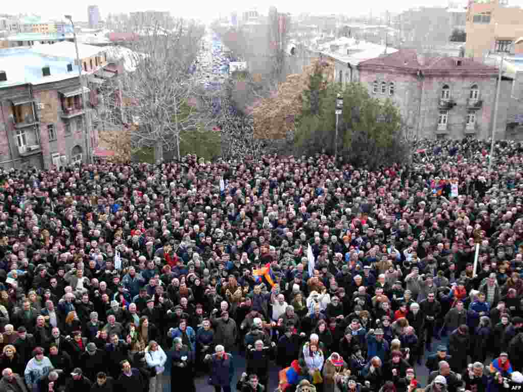 Armenija - Protesti u Jerevanu - Oko 10.000 ljudi okupilo se u Jerevanu da obilježi prvu godišnjicu protesta nakon predsjedničkih izbora prošle godine kada je poginulo nekoliko civila. Neki organizatori prošlogodišnjih protesta su još u zatvoru. Traženo je njihovo oslobadjanje i nošene su parole sa zahtjevom za prijevremene izbore. 
