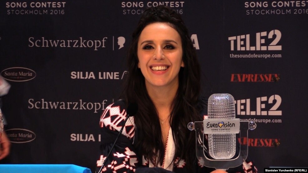 Jamala gjatë një konference për shtyp në Stokholm pas fitores në Eurovizion