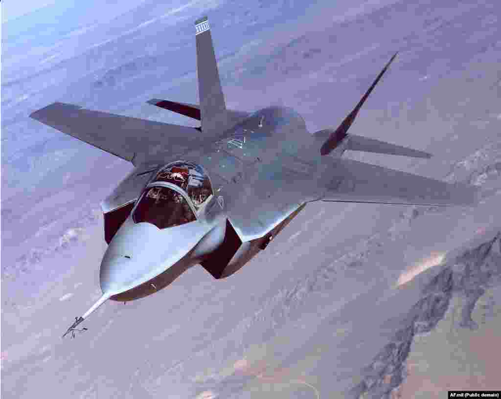 در راستای برنامه نوسازی یک هواپیمای اکس-۳۵ (در تصویر) در سال ۲۰۰۰ و اف-۳۵ای در سال ۲۰۰۶ به پرواز درآمدند. اکس-۳۵ کانسپتی بود که بعداد به &laquo;لاکهید مارتین اف-۳۵ لایتنینگ ۲&raquo; تبدیل شد. 
