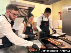 В кухнята на "Светът на Мария" се приготвя кетъринг.