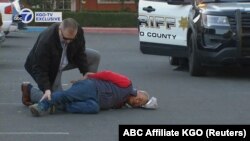  Заподозреният 67-годишен мъж е задържан от чиновници на реда след всеобща пукотевица в Халф Муун Бей в Северна Калифорния, Съединени американски щати, 23 януари 2023 година 