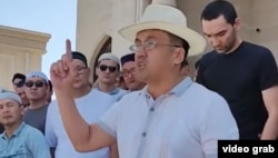 Даулетмурат Тажимуратов Каракалпакстандагы демонстранттар менен сүйлөшүп жатат. 2022-жыл, июль.