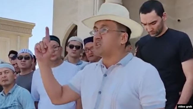 Daulet Tajimuratov speaks to a crowd in Karakalpakstan in July 2022.