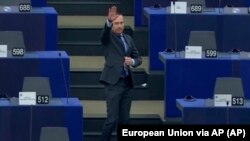 Skandal u Evropskom parlamentu kada je bugarski poslanik Angel Đambaski izveo nacistički pozdrav podignutom rukom, tokom sednice u Strazburu, 16. februara 2022.