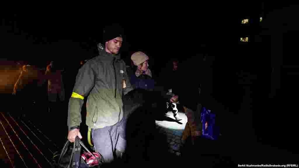 На фото Кріс допомагає цивільним після евакуації з зони бойових дій. Слов&#39;янськ, листопад 2022 року