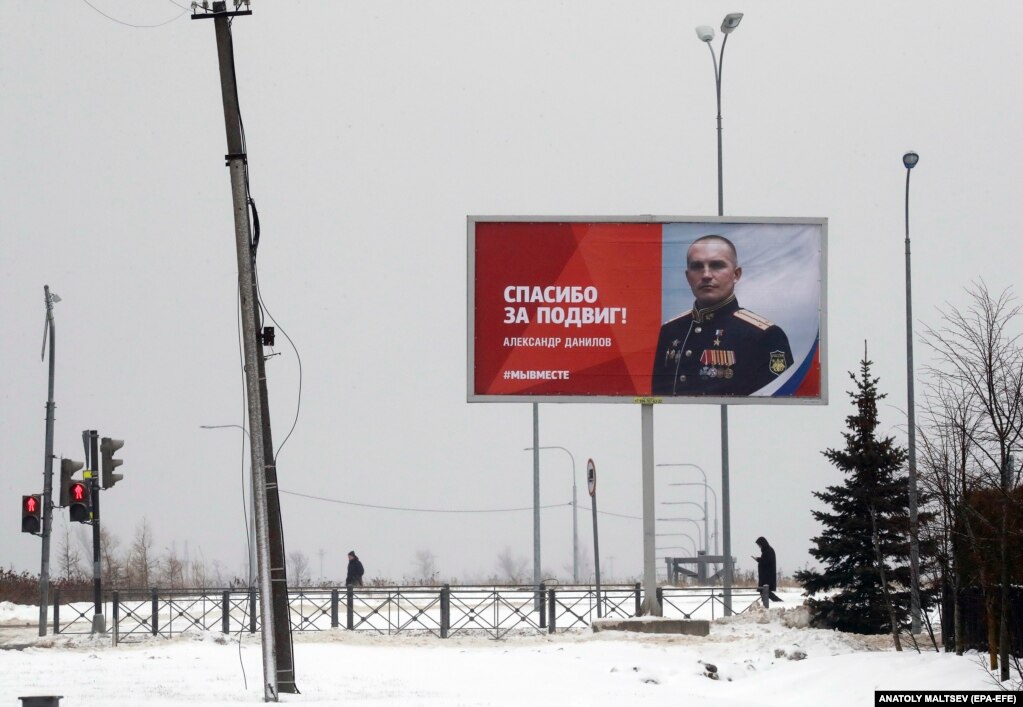 Një billbord propagandistik në Shën Petersburg duke lavdëruar veprimet e ushtarëve rusë që marrin pjesë në pushtimin e paprovokuar të Ukrainës nga vendi i tyre.