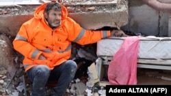 Në garë me kohën për të gjetur të mbijetuar nga tërmetet në Turqi dhe Siri
