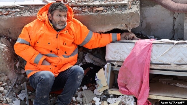 Në garë me kohën për të gjetur të mbijetuar nga tërmetet në Turqi dhe Siri
