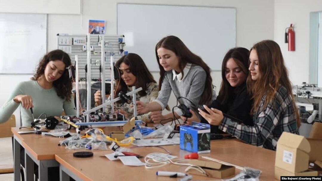 Elta Bajrami (në mes të fotografisë), dhe koleget e saj duke punuar në ndërtimin e një roboti, tetor 2021.