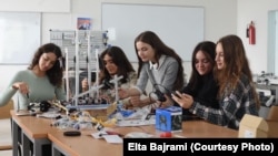 Elta Bajrami (në mes të fotografisë), dhe koleget e saj duke punuar në ndërtimin e një roboti, tetor 2021.