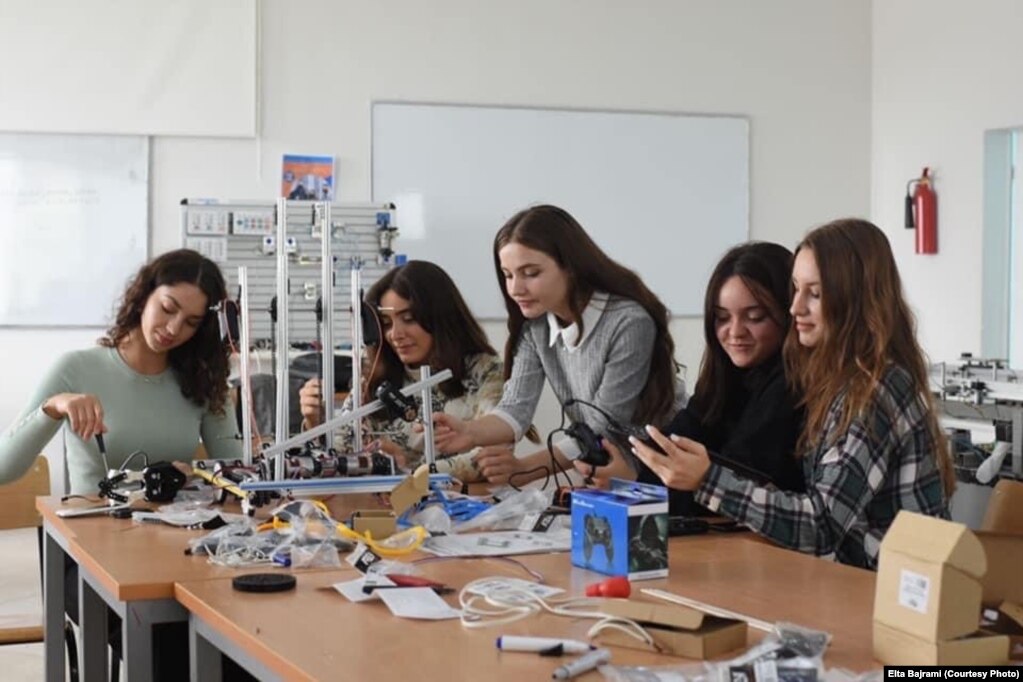 Elta Bajrami (në mes), dhe koleget e saj duke punuar në ndërtimin e një roboti, tetor 2021.