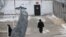 Заключенный на территории исправительной колонии 