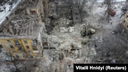 Українське місто Краматорськ зазнало російського ракетного удару 1 лютого – загинули три людини, 21 людина травмована. Наступного дня атака повторилася, є поранені та пошкодження. На фото – наслідки обстрілу 1 лютого 