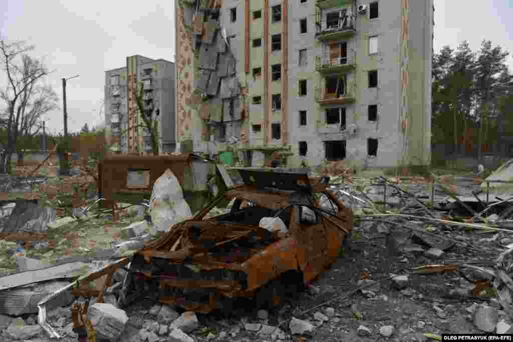 Despite the heavy fighting continuing in the Donbas region and the worsening weather conditions, civilians are returning to liberated Ukrainian towns close to the front line -- against the advice of local authorities.