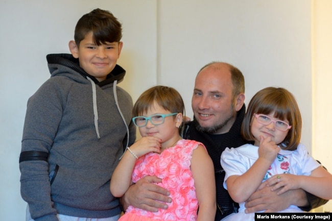 Євген Межевой, батько-одинак з Маріуполя. Його дітей депортували в Росію. Він їх повернув