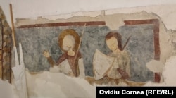 Sfântul Longinus (cu aureolă), însoțit de un scutier, picură murală transilvăneană din Evul Mediu, prima jumătate a secolului al XIV-lea.