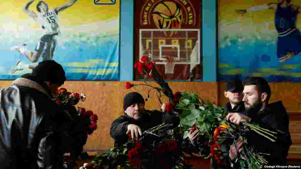 Njerëzit duke pjesë në funeralin e Mykhaylo Korenovskiyt, një trajner boksi ukrainas dhe baba i dy fëmijëve, i cili u vra gjatë një sulmi me raketa ruse në Dnipro, Ukrainë.