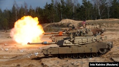 Tanket e llojit M1 Abrams duke shtënë gjatë manovrave ushtarake të NATO-s, në Letoni, më 2021.