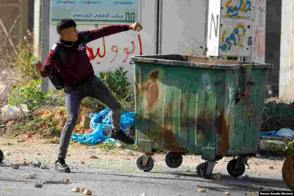 Një palestinez duke hedhur gurë gjatë përleshjeve me trupat izraelite, teksa ato zhvillonin një operacion në Xhenin.