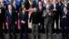 Az Európai Tanács elnöke, Charles Michel megtapsolja Volodimir Zelenszkij ukrán elnököt, miközben az EU vezetői egy családi képre gyűlnek össze a 2023. február 9-i brüsszeli csúcstalálkozó előtt. Zelenszkij mögött Orbán Viktor