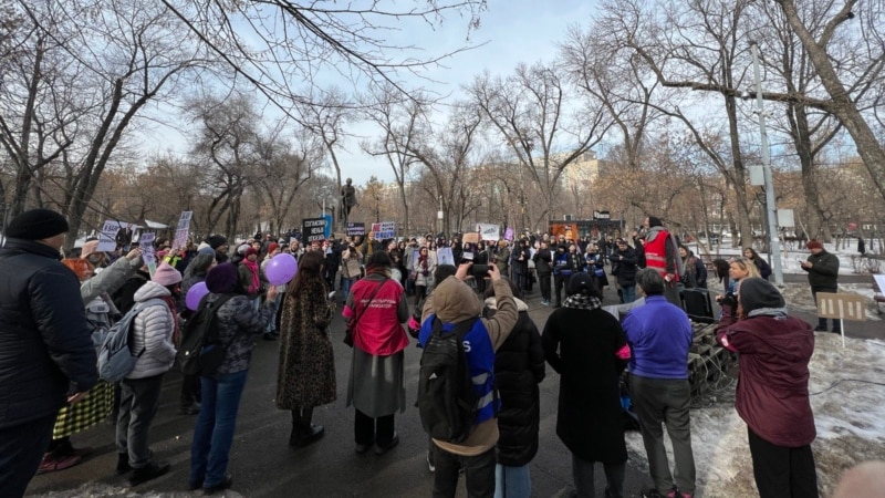 «Нам не нужен хан». Митинг «за женский марш» собрал больше 100 человек в Алматы