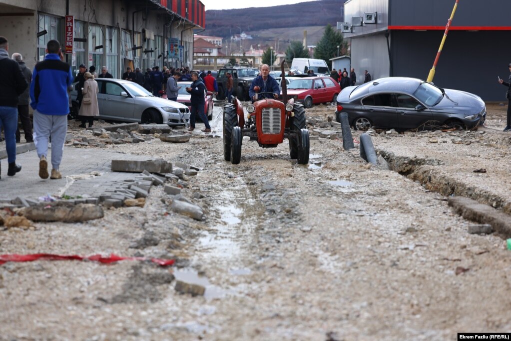 Automjete të përmbysura mes një rruge të shkatërruar në Skenderaj.