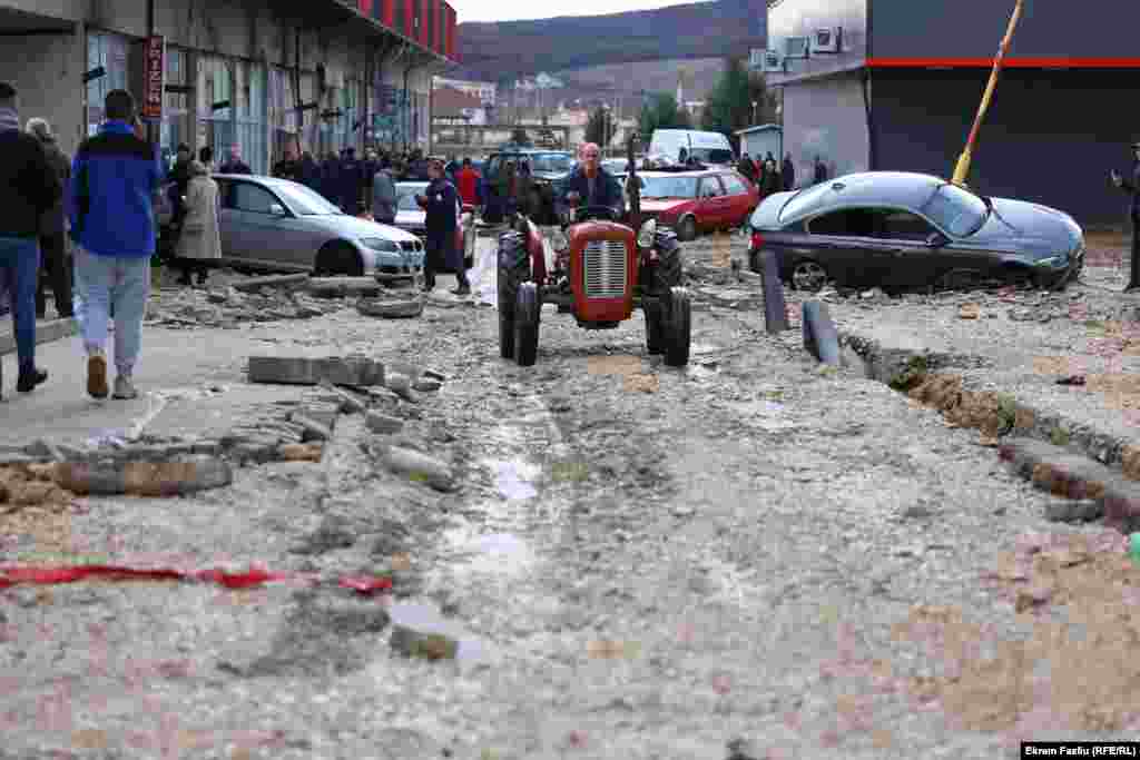 Ulice nakon što se voda povukla, Skenderaj, Kosovo, 20. januar