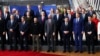Presidenti i Ukrainës Volodymyr Zelensky pranë Presidentit të Këshillit Evropian Charles Michel me liderët e tjerë evropianë për një foto të përbashkët gjatë samitit të BE-së në Bruksel, 9 shkurt 2023.