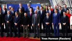 Presidenti i Ukrainës Volodymyr Zelensky pranë Presidentit të Këshillit Evropian Charles Michel me liderët e tjerë evropianë për një foto të përbashkët gjatë samitit të BE-së në Bruksel, 9 shkurt 2023.