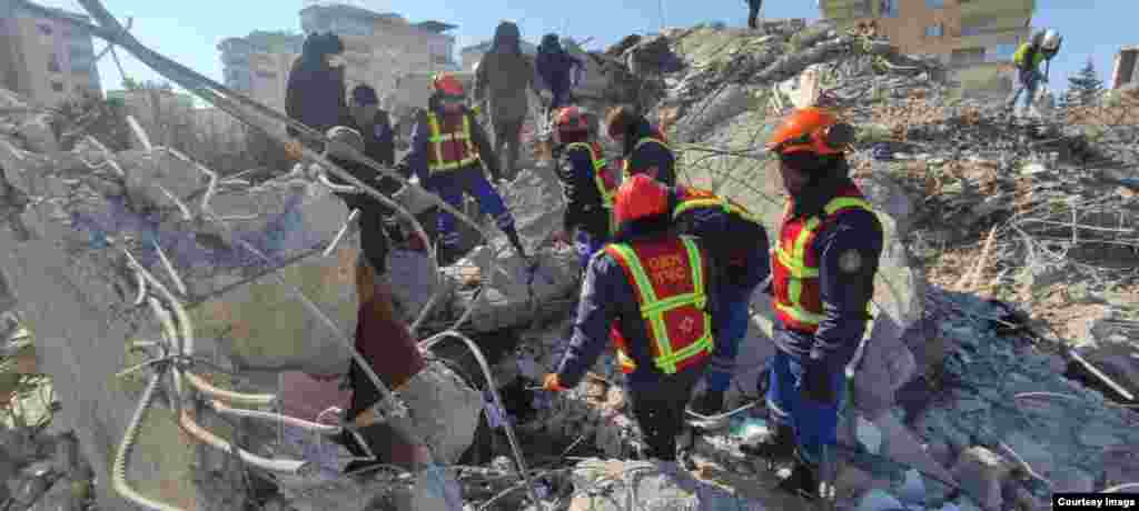 ТУРЦИЈА -&nbsp;Земјотрес ја потресе југоисточна Турција на 27 февруари, при што загина едно лице, 110 беа повредени, а 29 згради се урнаа, соопштија турските власти. Новиот земјотрес предизвика дополнителна работа за спасување на неколку луѓе за кои се верува дека се затрупани во урнатините.