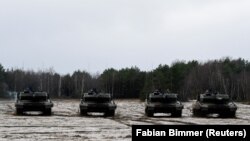 Tancuri Leopard 2A7V la baza militară Munster, în Munster, Germania, 7 februarie 2022